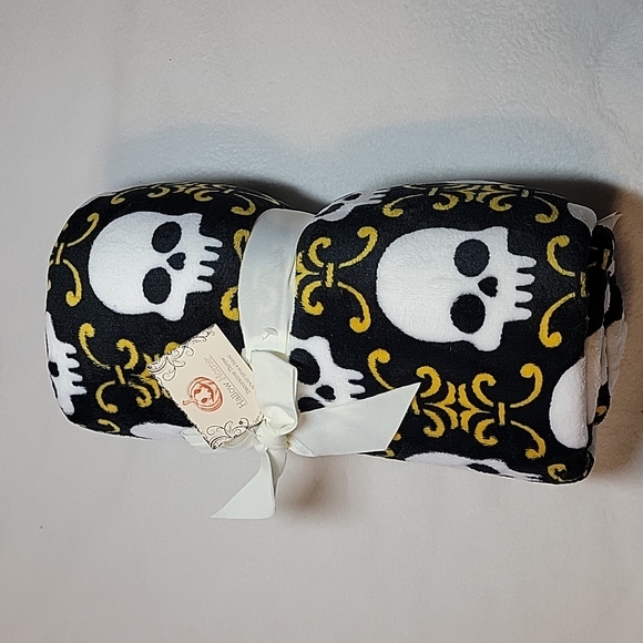 Hallow Home Other - BRAND NEW Hallow Home Skulls Halloween Plush Blanket Throw